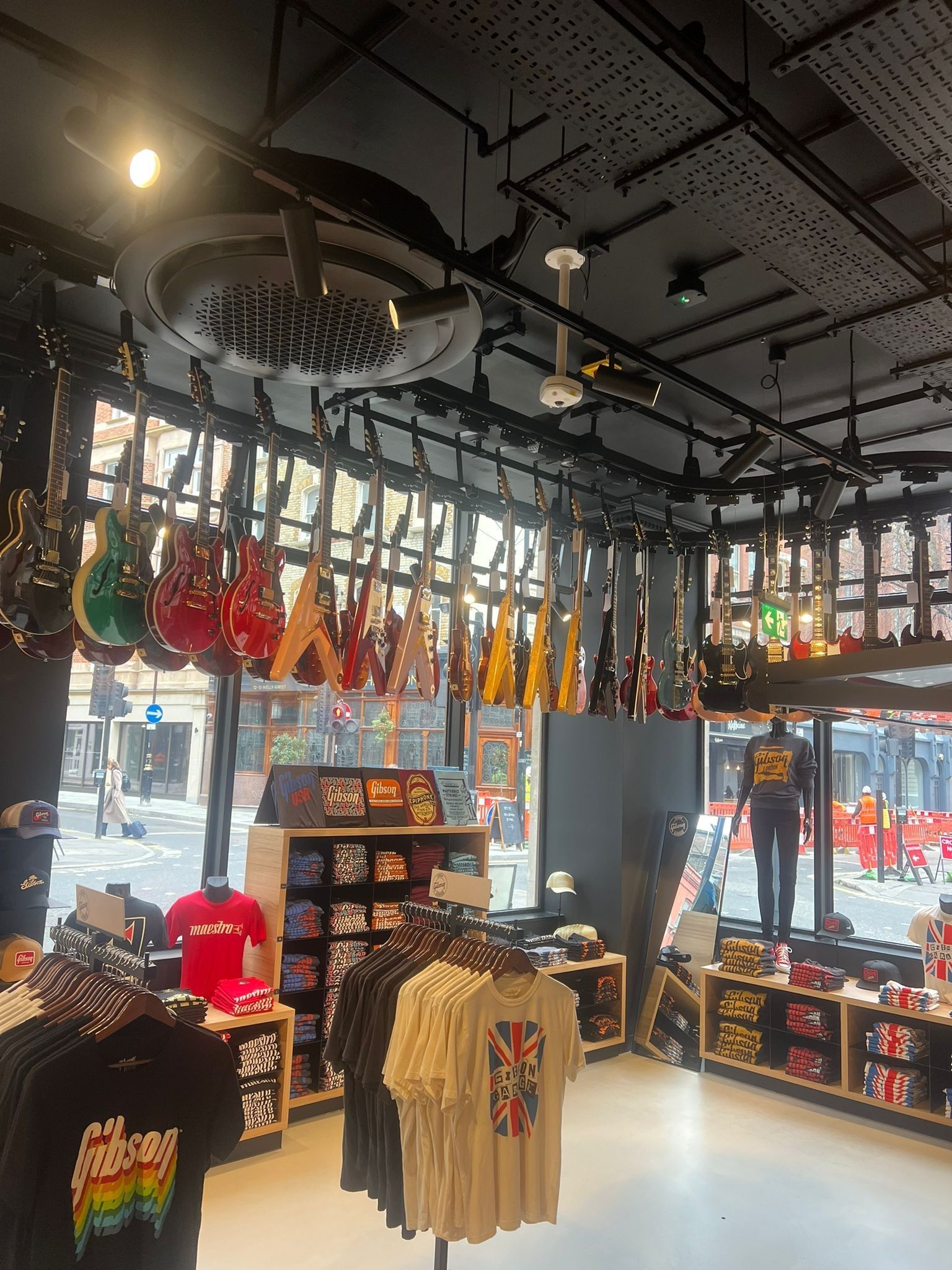 Ein Laden mit vielen Gitarren, die von der Decke hängen