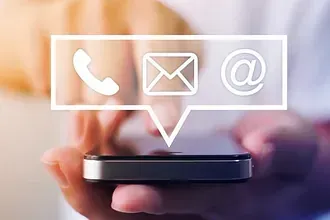 Una persona sostiene en su mano un teléfono celular con un ícono de contáctenos.