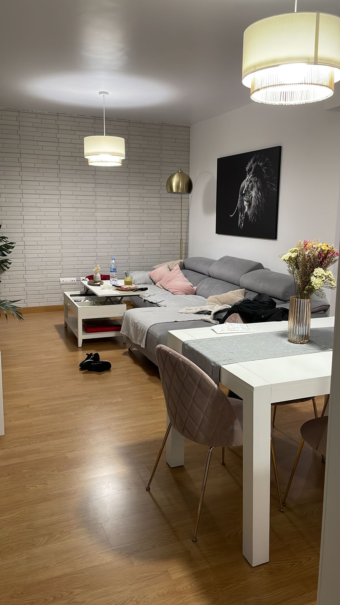 Una sala de estar con sofá, mesa y sillas.