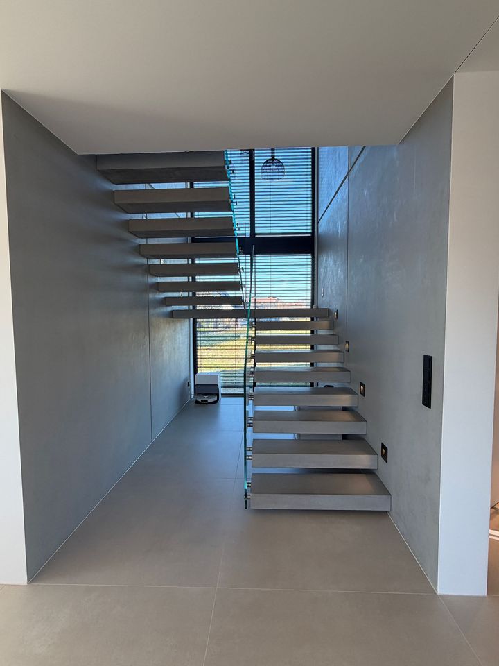 In der Mitte des Raumes befindet sich eine Treppe.