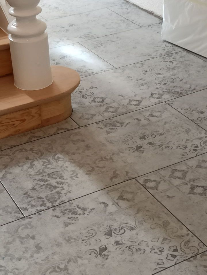 Ein leeres Wohnzimmer mit Hartholzböden und zwei Fenstern.