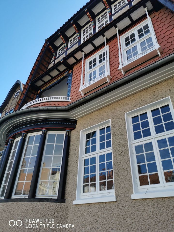 In der Mitte des Raumes befindet sich eine Treppe.