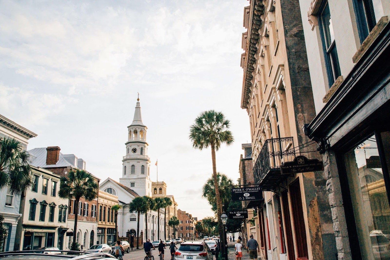 Weekend vs. Weekday Travel: Choosing an Ideal Time for a Trip
