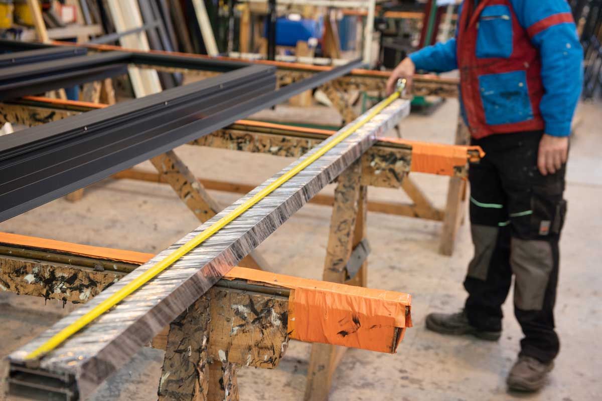 Ouvrier manipulant un rail