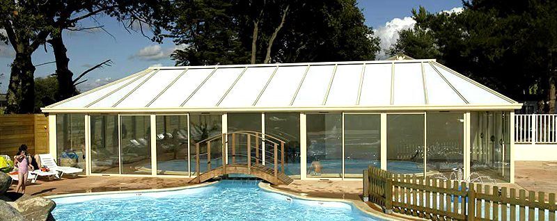 Abri de piscine dans un camping