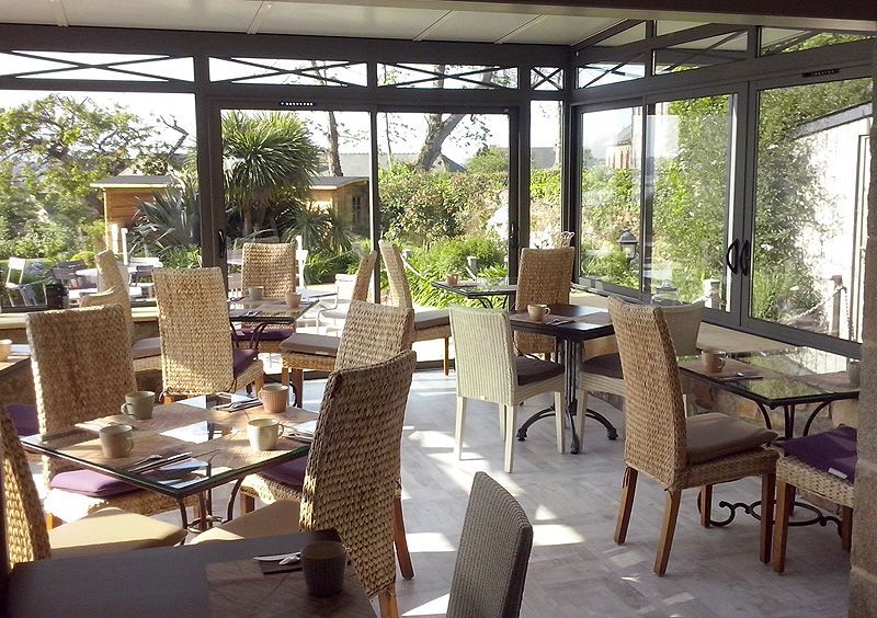 Véranda d'une salle de restauration vue de l'intérieur