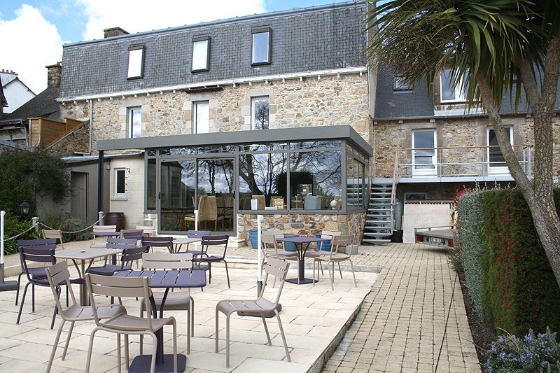 Terasse d'un restaurant avec une véranda en fond