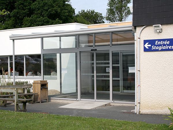 Véranda d'entrée d'un bâtiment public