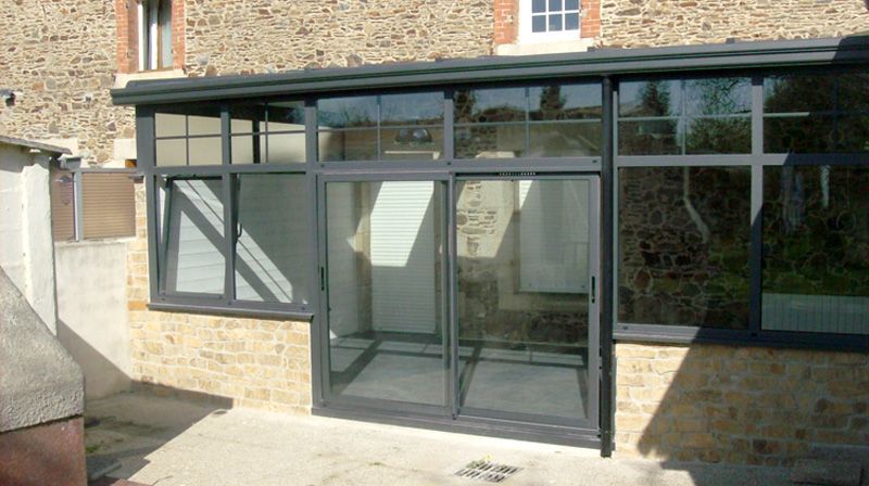 Véranda contemporaine avec portes doubles