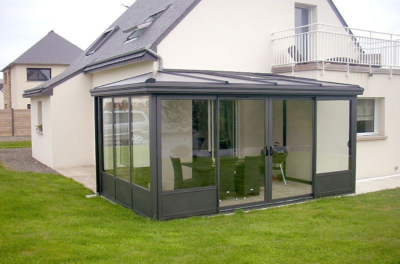 Véranda accolée à une construction neuve