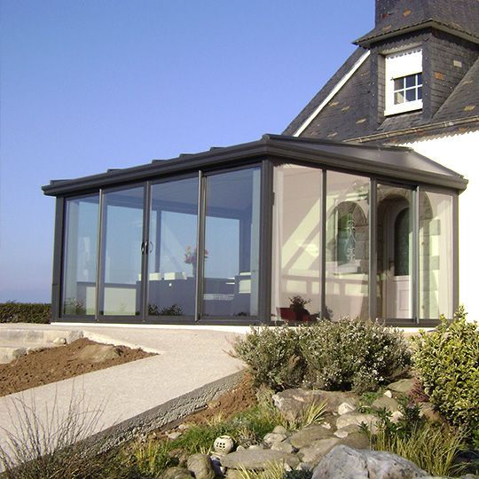 Véranda sur une terrasse surélévée