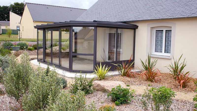 Véranda vitrée avec plantes devant