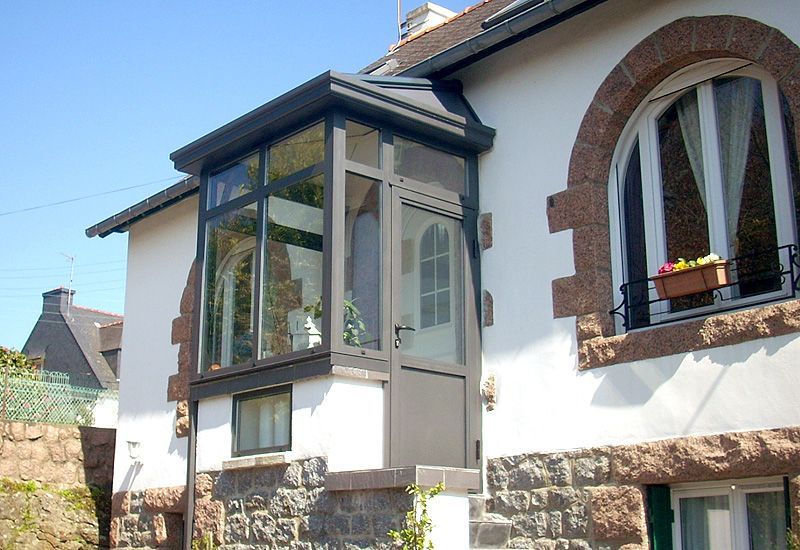 Sas d'entrée en haut d'un escalier