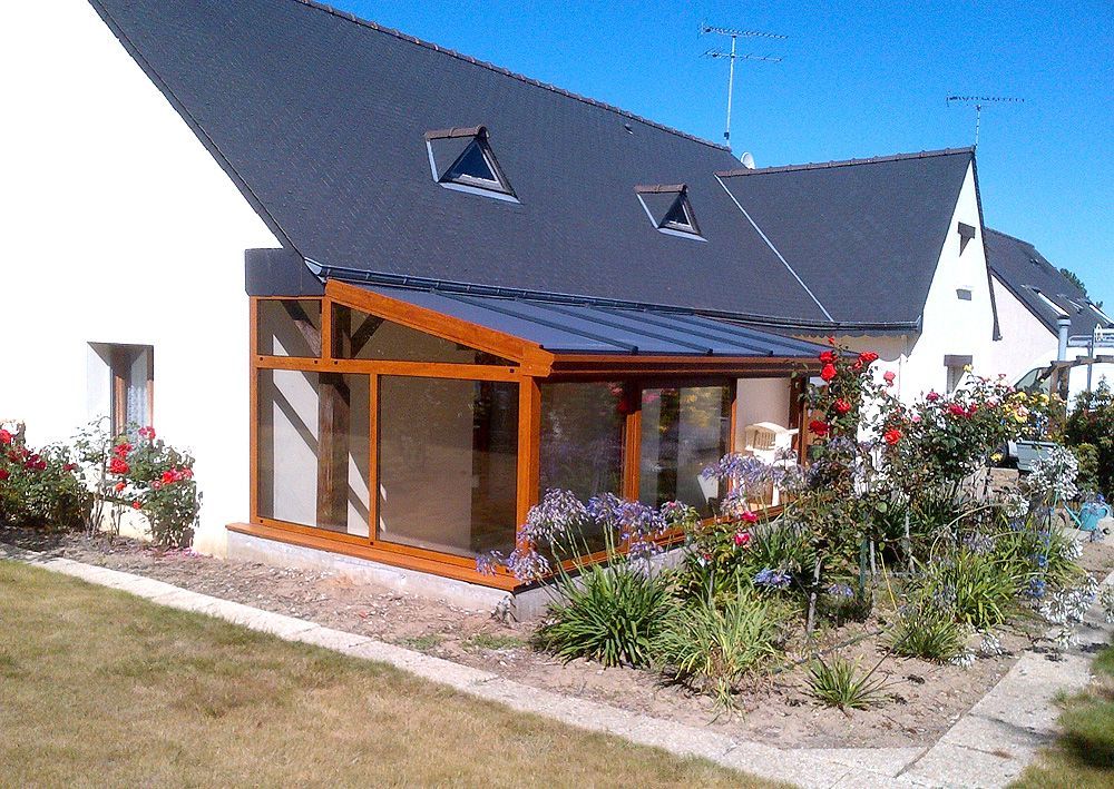 Véranda avec une structure en bois