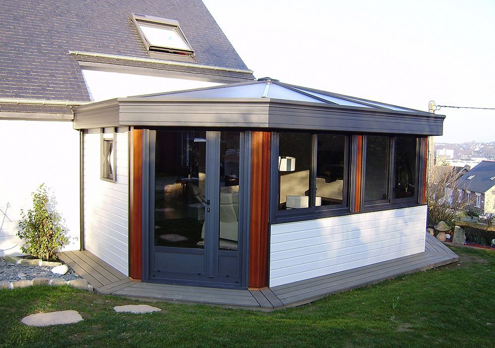Véranda bardage blanc et toiture en alu