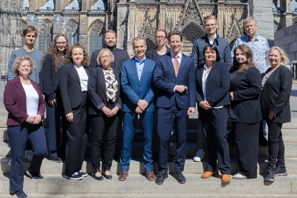 Team Notar in Köln vor dem Kölner Dom