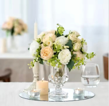Ajoutez une touche d’élégance à vos tables avec ce miroir rond de 30 cm, parfait pour mettre en valeur vos compositions florales, bougies ou décorations. Idéal pour mariages, dîners ou événements chic. Location à 4,00 € l’unité.