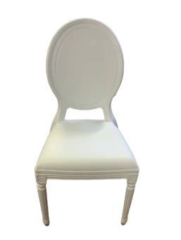 Chaise élégante toute blanche, parfaite pour des événements épurés. Location à 2,00 €.