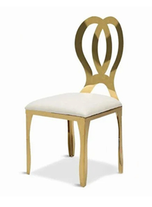 Chaise Washington avec cœur doré, ajoutant une touche élégante à votre événement. Location à 6,00 €.