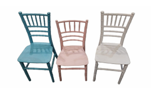 Chaises Napoléon colorées pour enfants, disponibles en 3 coloris, idéales pour des événements enfants. Location à 2,00 €.
