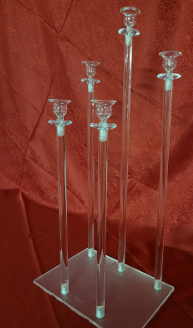 Ce domino de bougie doré à 7,00 €, avec une base de 30 cm et une longueur de 73,5 cm (106,5 cm avec porte-bougie), cette pièce centrale apportera style et sophistication à vos événements.