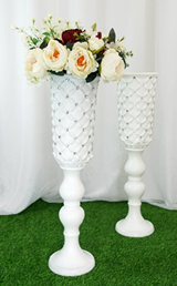 Ce grand vase blanc orné de strass est idéal pour sublimer une entrée de salle ou un coin photo. Son design élégant et sa hauteur de 82 cm en font une pièce maîtresse pour vos mariages, réceptions ou événements haut de gamme. Location à 7,00 €. (Fleurs non incluses)