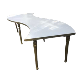 Table spéciale Royal composée de 4 tables formant un S pour 20 personnes. Idéale pour des grandes réceptions ou événements de luxe. Location à 150,00 € pour l'ensemble.