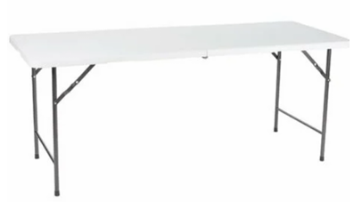 Table rectangulaire pour 6 personnes, en bois, avec des dimensions de 180x75x75 cm, parfaite pour les repas ou événements. Location à 5,00 €.