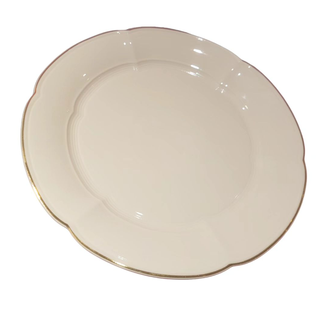 Une assiette en forme de fleur blanche et dorée de 30 cm, parfaite pour un dressage raffiné lors de vos événements, mariages, banquets ou réceptions.