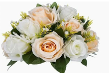 Ajoutez une touche de douceur à vos décorations avec ce mini bouquet de fleurs Rosée artificiel. Parfait pour vos centres de table, compositions florales ou comme élément décoratif. Location : 1,00 €.