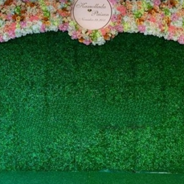 Mur d’herbe artificielle, parfait pour un décor naturel et moderne, à associer à des fleurs ou panneaux personnalisés. Disponible à la location au prix de 80,00 €.