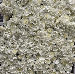 Mur floral blanc entièrement composé de fleurs artificielles pour un décor épuré et sophistiqué. Idéal pour les cérémonies et réceptions chics. Location au prix de 100,00 €.
