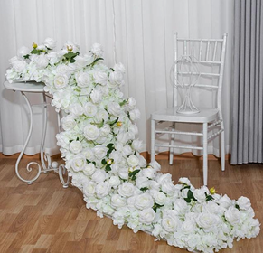 Ce ruban de fleurs blanc artificiel ajoutera une touche élégante à vos décorations. Vous avez également la possibilité d'ajouter des fleurs colorées pour personnaliser votre arrangement. Taille classique : L: 26 cm, l: 175 cm. Idéal pour les mariages, baptêmes ou toute autre occasion spéciale. Prix : 15,00 €.