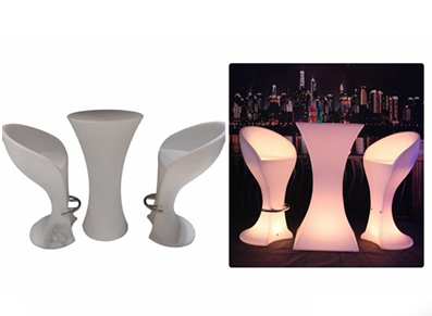 Set de table cocktail avec 2 chaises hautes et table haute, idéal pour des événements modernes et décontractés. Location à 50,00 €.