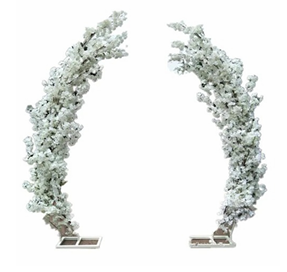 Structure florale blanche avec fleurs incluses, parfaite pour une décoration de mariage, un coin photo ou une table d’honneur. Disponible à la location au prix de 100,00 €.