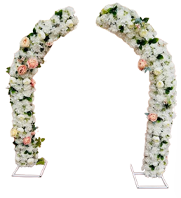 Structure florale blanche avec fleurs incluses, parfaite pour une décoration de mariage, un coin photo ou une table d’honneur. Disponible à la location au prix de 100,00 €.