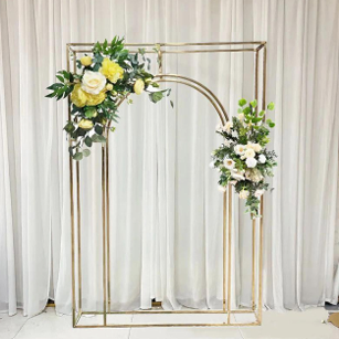 Structure dorée avec fleurs artificielles, idéale pour sublimer vos événements avec une touche luxueuse. Location au prix de 120,00€.