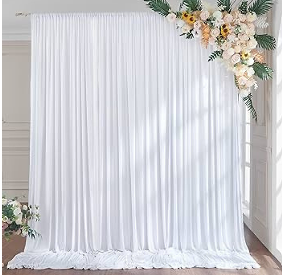 Structure florale en métal avec voilage, idéale pour créer une arche d’entrée ou un fond élégant pour votre cérémonie. Location de l’ensemble à 40,00 € (structure seule ou rideau seul à 20,00 € chacun). Plusieurs coloris disponibles.