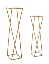 Le set de supports croisés est idéal pour sublimer vos arrangements floraux lors de grandes occasions. Sa structure élégante et design doré s’adapte parfaitement aux mariages, anniversaires ou galas. Disponible à la location pour 40,00 €. (Fleurs non incluses).