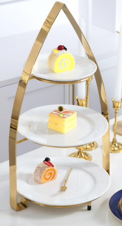 Présentoir doré triangulaire à 3 étages pour gâteaux et douceurs, parfait pour une table de fête raffinée. Location à 6,00 €, accessoire chic pour buffets et réceptions élégantes.
