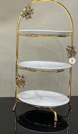 Support à gâteaux doré rond à 3 étages, idéal pour présenter cupcakes, desserts ou mignardises lors d’un mariage, anniversaire ou événement chic. Élément décoratif élégant en location pour 6,00 €.