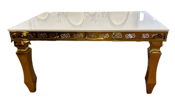 Table élégante en céramique blanche avec bord doré, capacité de 6 personnes, parfaite pour un dîner raffiné. Location à 70,00 €.