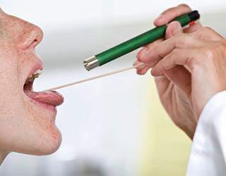 Un médico está examinando la garganta de un paciente con un estetoscopio.