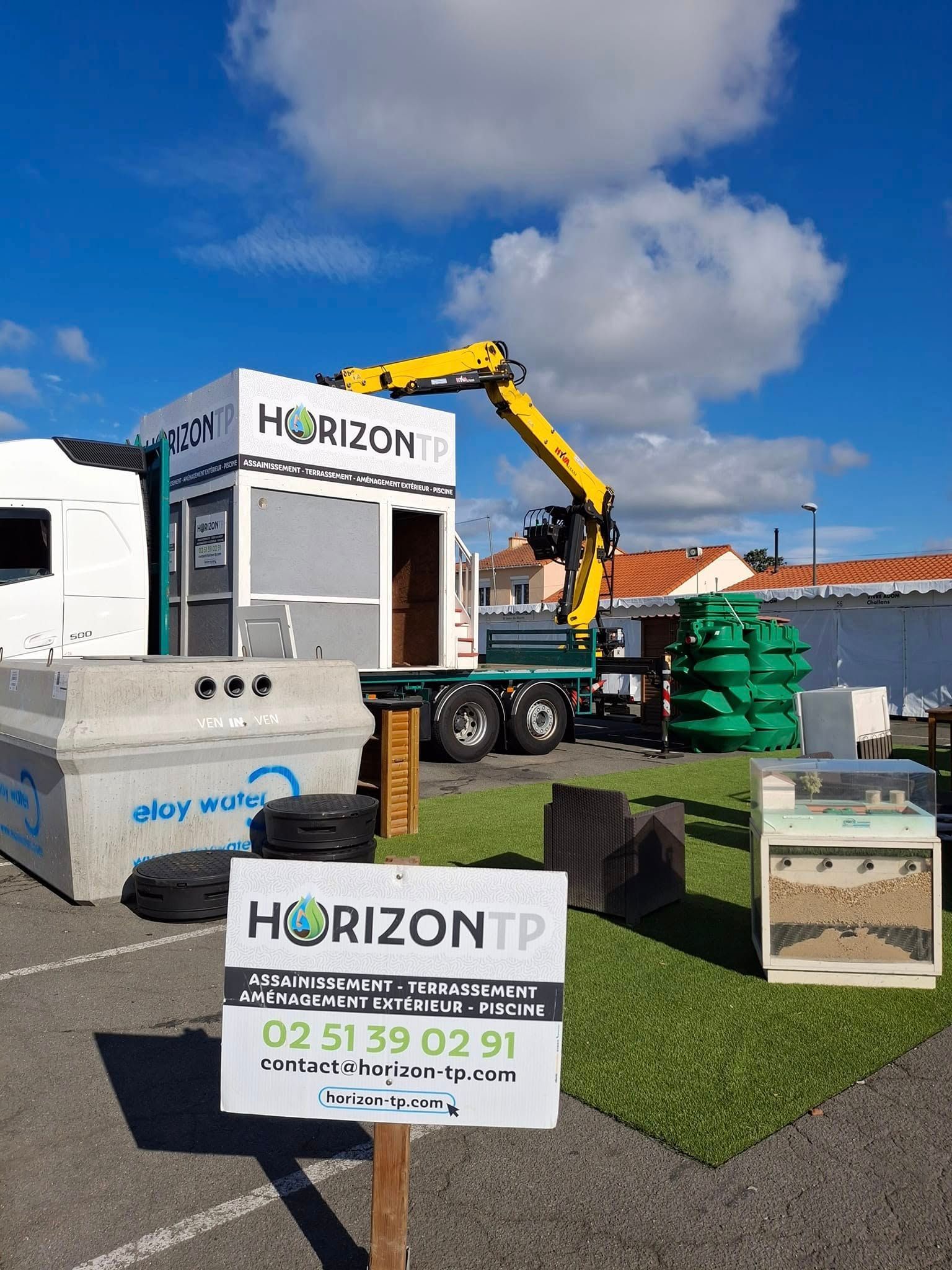 Camion portant un module préfabriqué comportant le logo HORIZON TP