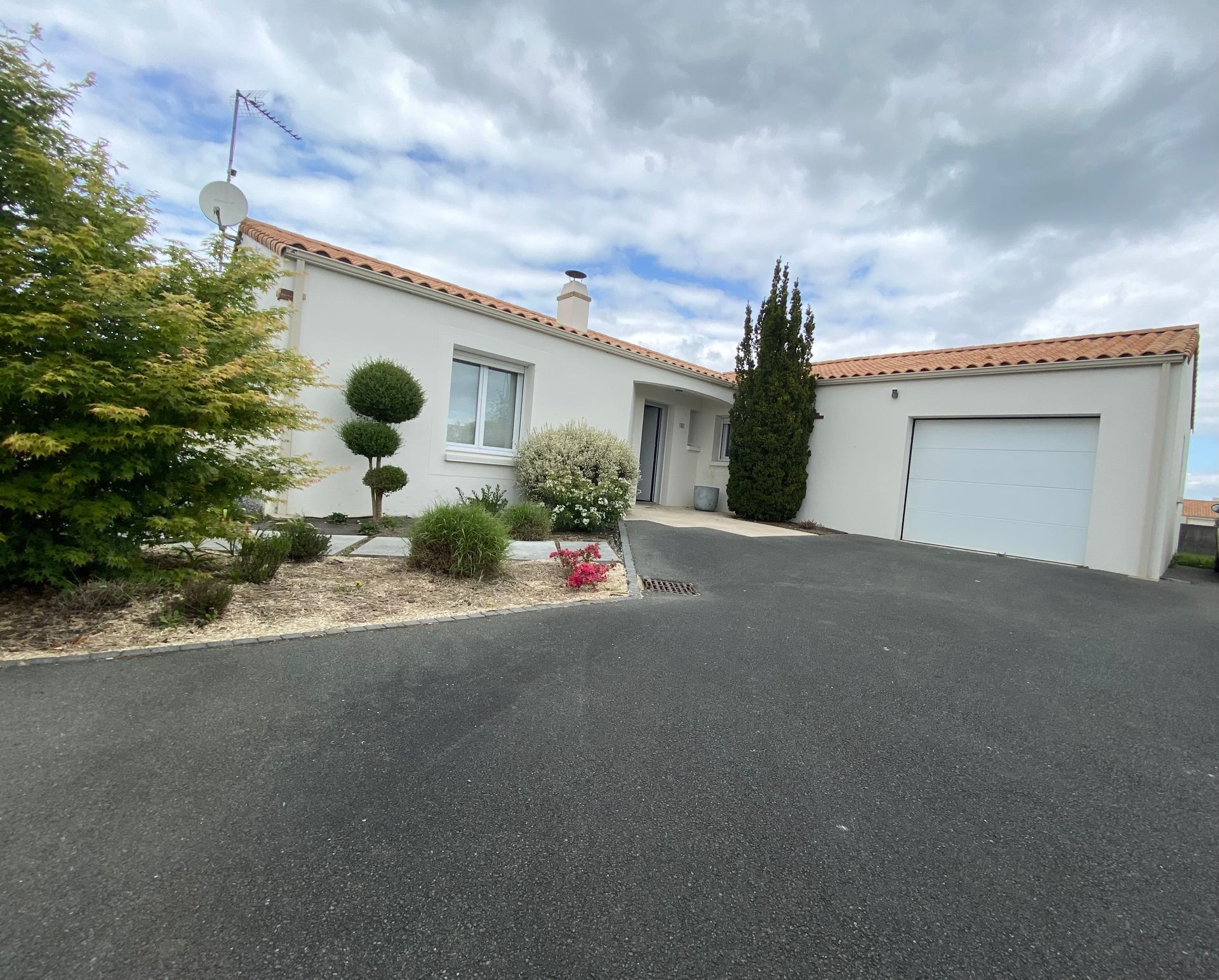 Allée de maison en enrobé