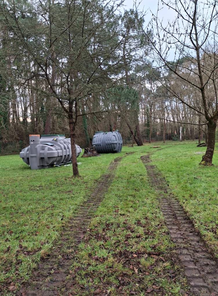 Deux microstations dans un jardin boisé