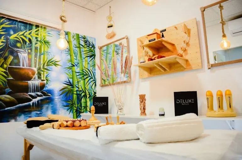 Sala de Spa decorada con mural de bosque bambú  para masajes con aceites esenciales en su extracción pura