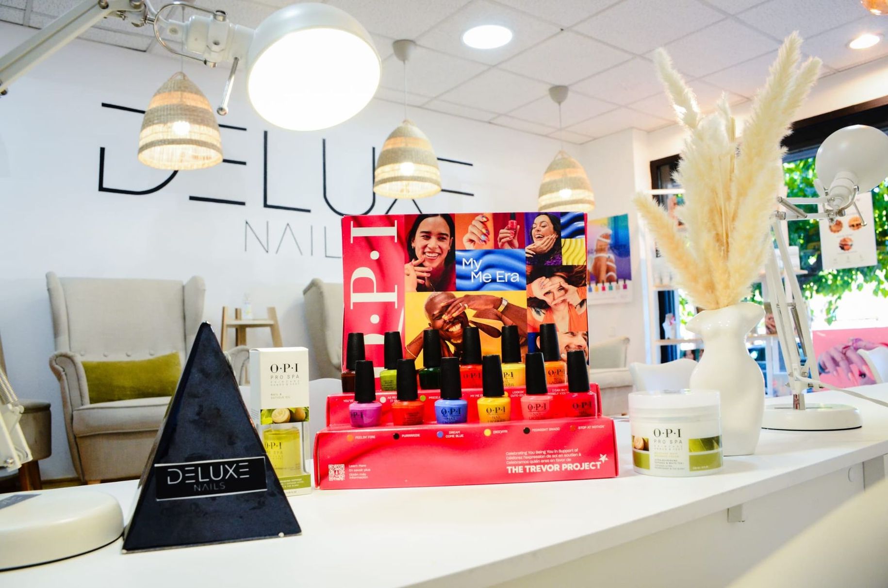 Salón de uñas DELUXE NAILS COSMETICS con área de manicura pedicura con sillones confortables y diseño minimalista de lujo , 
