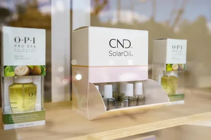 En DELUXE NAILS COSMECTICS certificamos productos  de OPI CND para nuestros servicios de manicura pedicura spa nos permite una experiencia de lujo consiente.