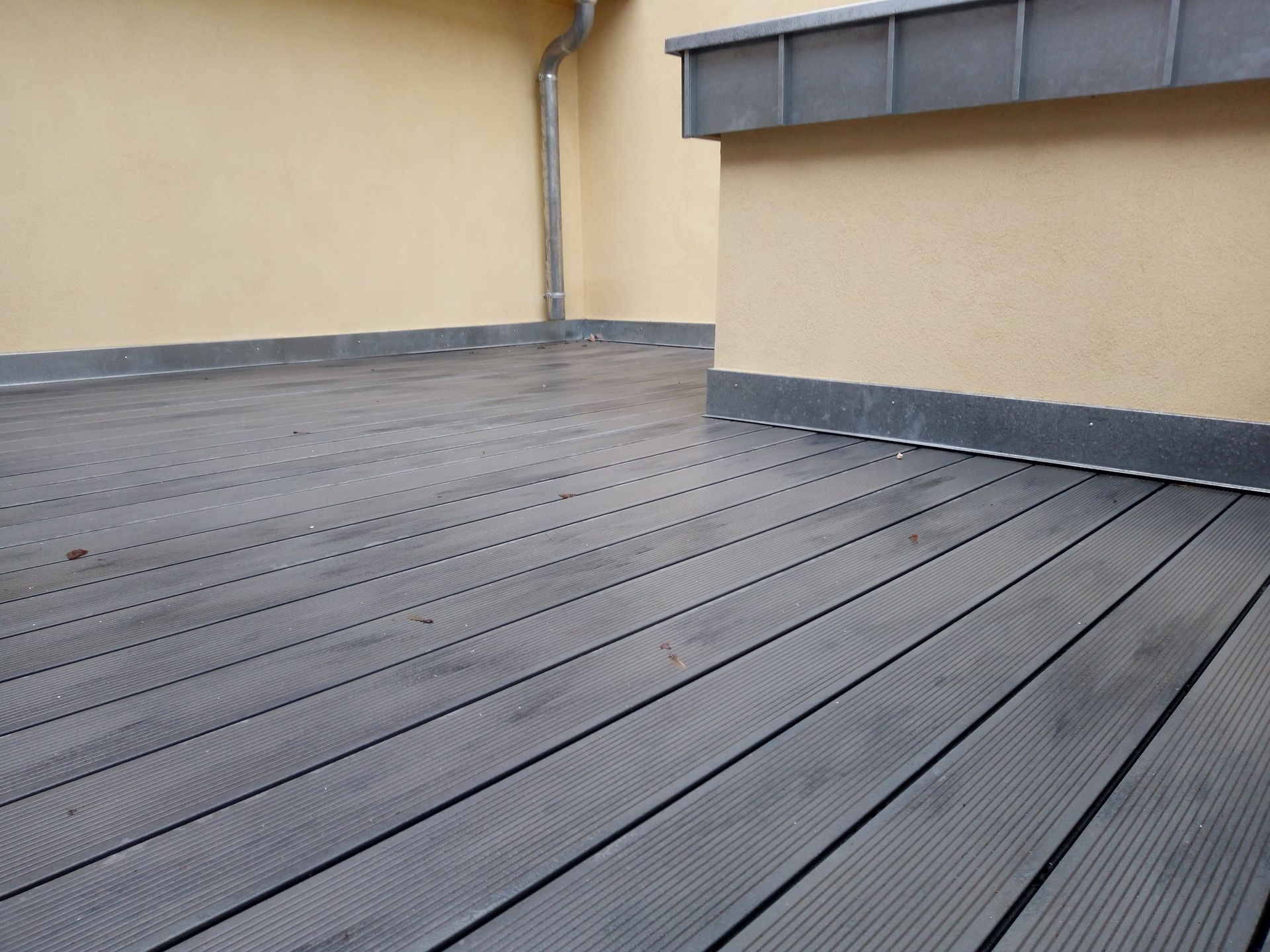 Dachterrasse mit grauem Holz verlegt